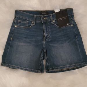 Mid-Rise, 3" short. Banana Republic